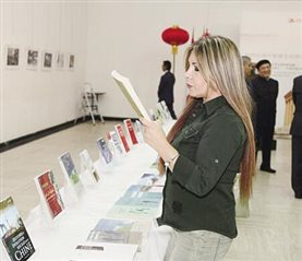 11月24日，在黎巴嫩首都贝鲁特的联合国教科文宫，一名来宾在中国优秀出版物展现场阅读展出的书籍。新华社记者 李良勇 摄